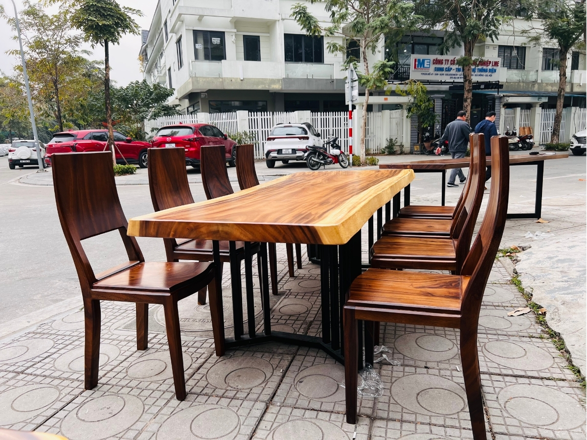 Bàn gỗ me tây tự nhiên Nội Thất Tứ Gia (Nguồn: Sưu tầm)