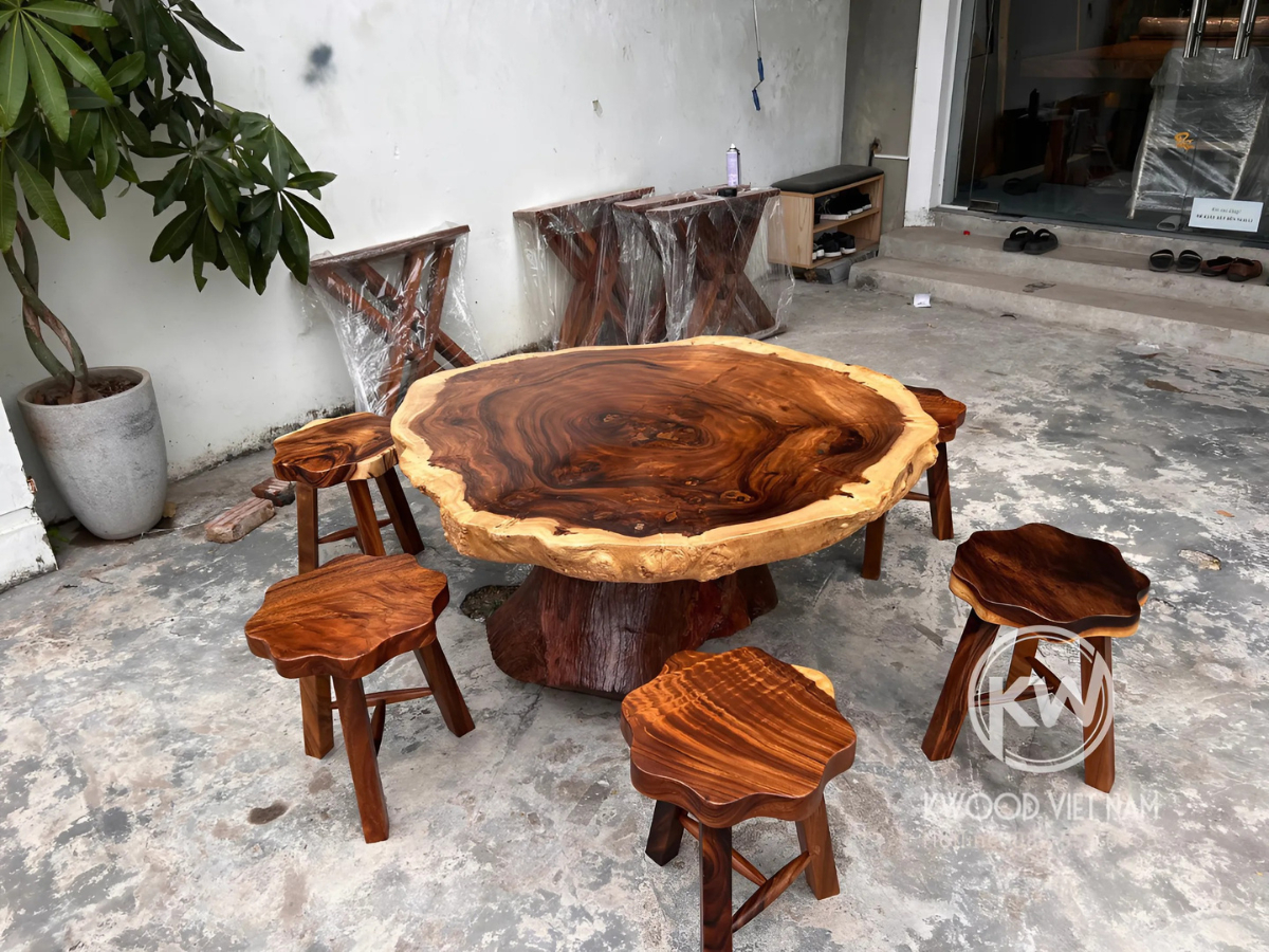 Bộ bàn ghế được làm từ gỗ me tây mang vẻ đẹp độc đáo