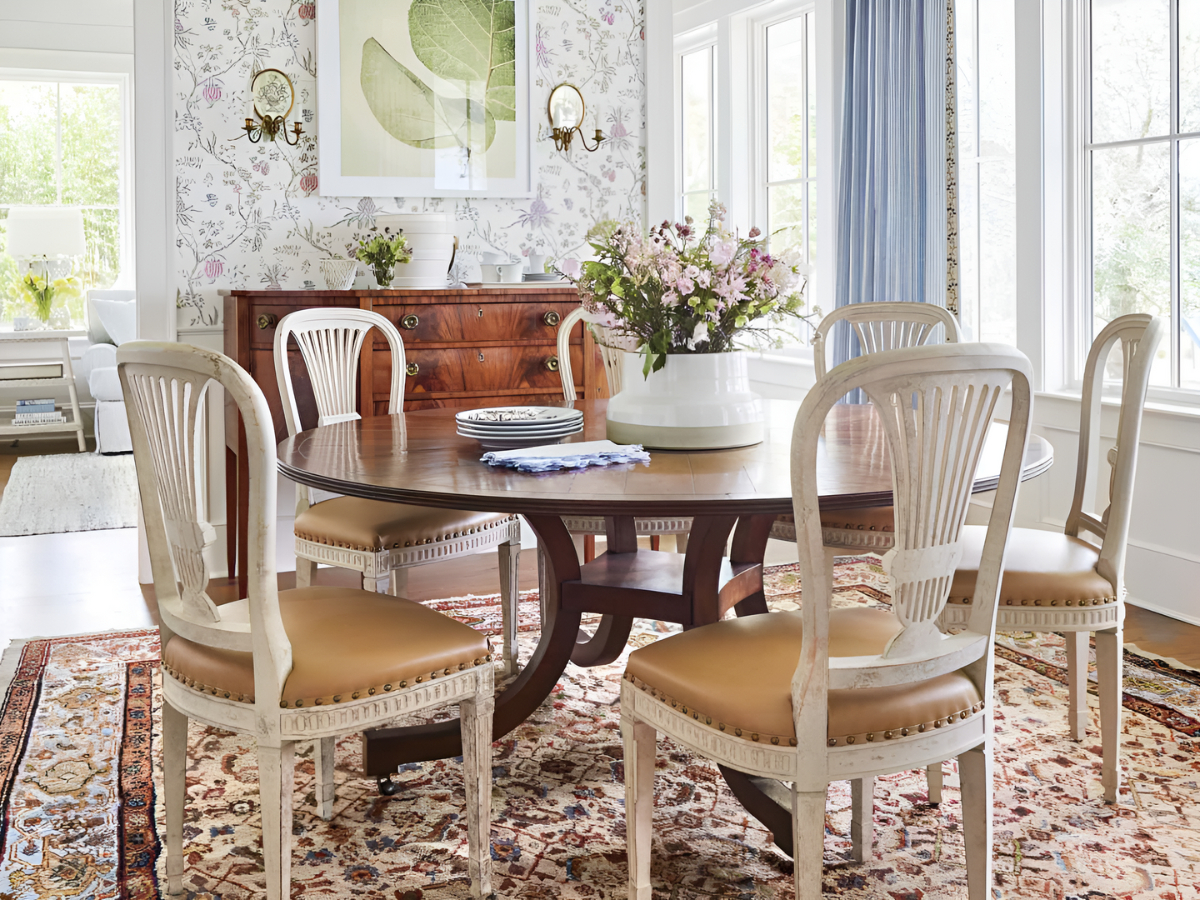 Bàn tròn gỗ ăn cơm thiết kế theo phong cách cổ điển (Nguồn ảnh: Southern Living)