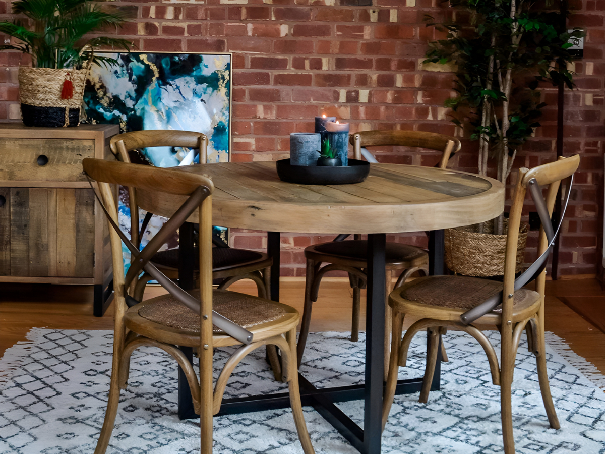 Mẫu bàn tròn chân sắt chắc chắn và dễ dàng lắp đặt (Nguồn ảnh: Liv’s Solihull)