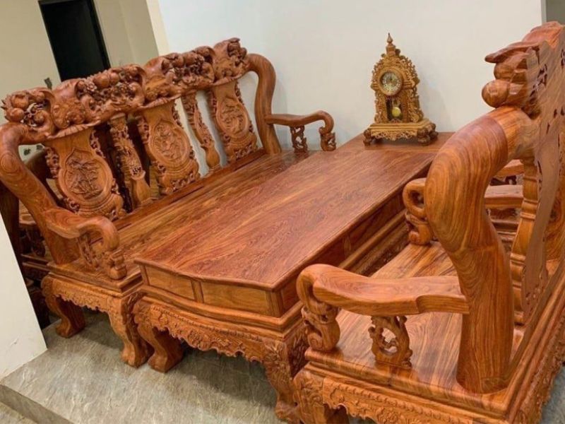 Kiểu bàn ghế gỗ hương chạm khắc rất ấn tượng (Nguồn: Sưu tầm)