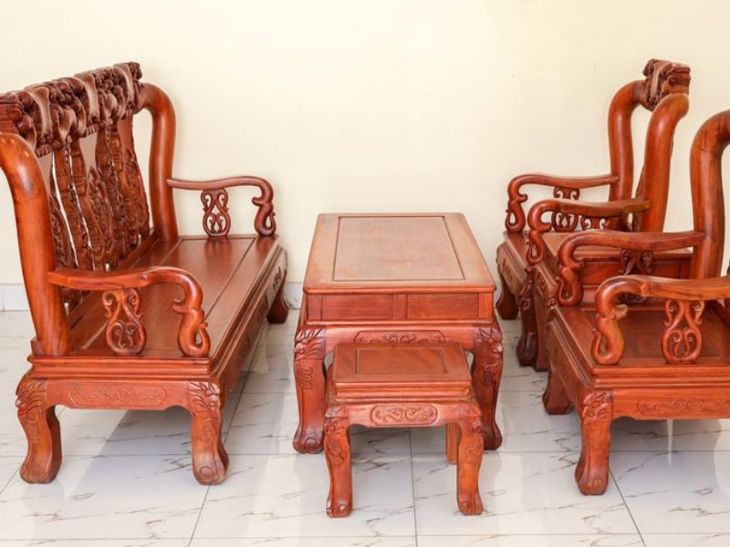 Bộ bàn ghế gỗ gõ đỏ tay 12 tạo ấn tượng cho phòng khách (Nguồn: Sưu tầm)