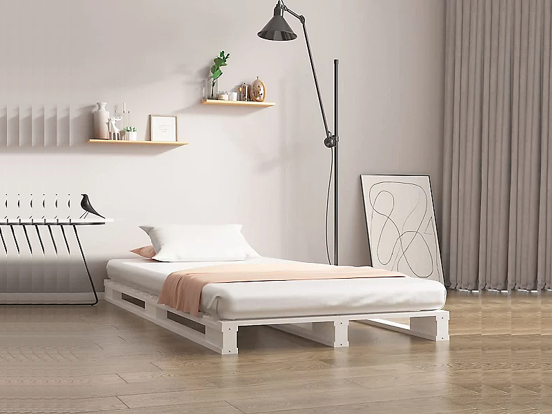 Giường gỗ pallet sơn trắng đơn giản, tối ưu không gian (Nguồn: Sưu tầm)