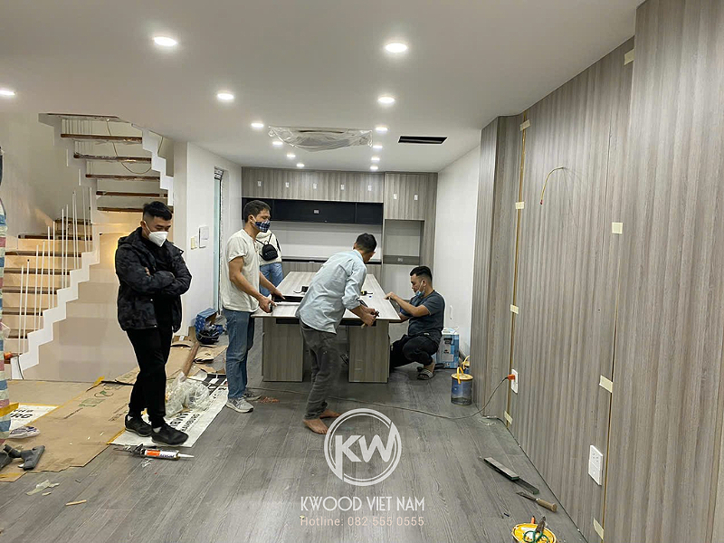 Nhân viên Kwood Việt Nam thi công dự án nhà phố