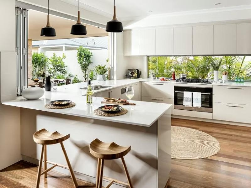 Tủ bếp chữ U 2 mặt đều là cửa sổ, ánh sáng tốt tạo không gian mát mẻ (Nguồn: Sưu tầm)