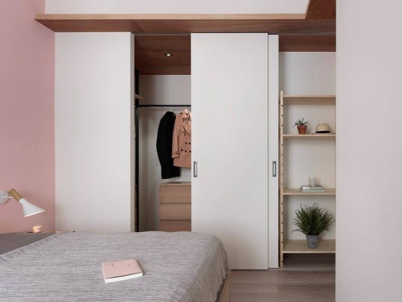 Chọn tủ quần áo có thiết kế đơn giản, không họa tiết cầu kỳ (Nguồn: Sưu tầm)