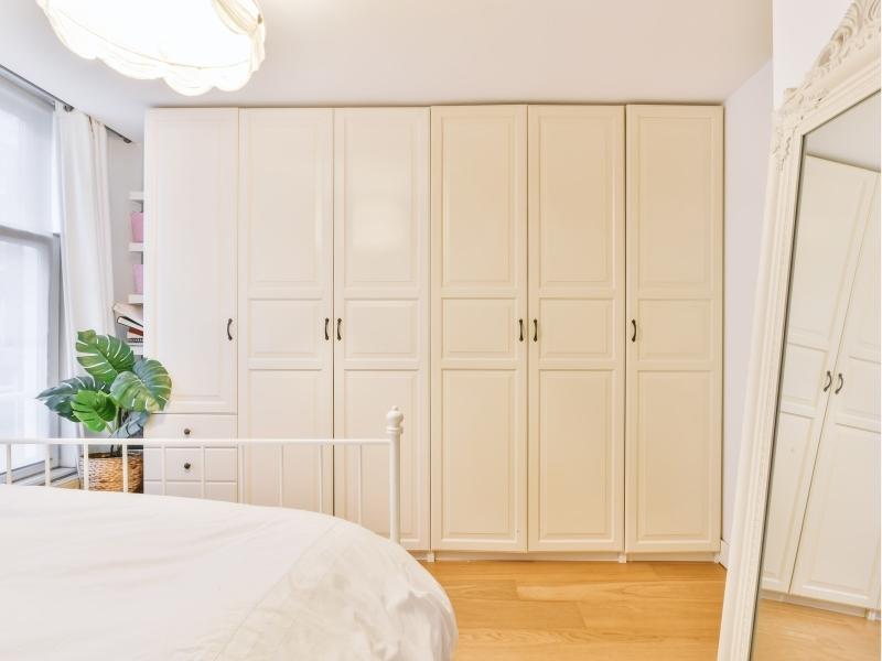 Bạn nên đặt tủ quần áo có gương ở hướng Đông hoặc hướng Bắc (Nguồn: Sưu tầm)
