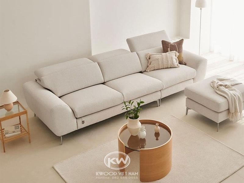 Bố trí sofa dọc tường vuông góc với ghế đơn cho căn hộ vừa