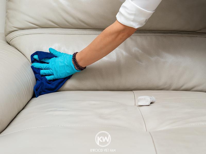 Cách tẩy vết mực bút bi trên ghế sofa da đơn giản (Nguồn: Sưu tầm)