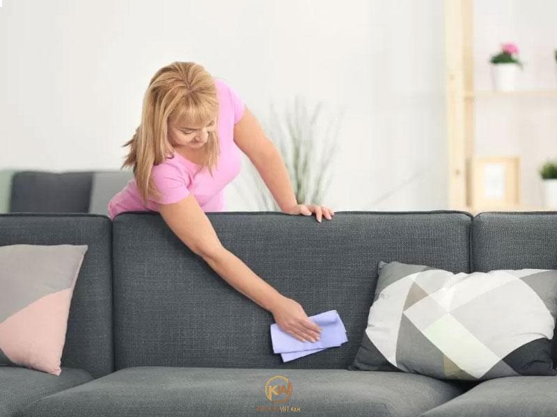 Nên vệ sinh sofa tại nhà theo định kỳ tránh vi khuẩn tích tụ lâu ngày (Nguồn: Sưu tầm)