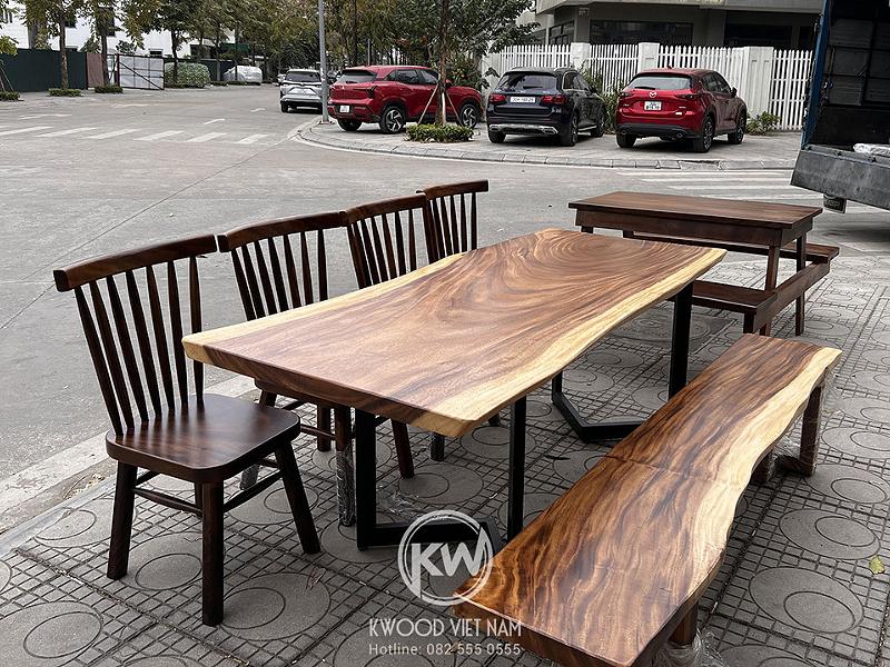 Mẫu bàn ăn 8 chỗ được làm từ gỗ me tây với 4 ghế lẻ và 1 ghế băng dài tiện lợi