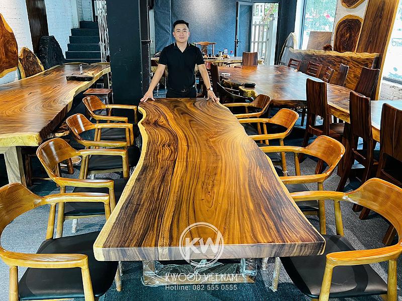 Mẫu bàn ăn 8 chỗ được làm từ gỗ me tây với vân gỗ độc đáo, độ chắc chắn cao