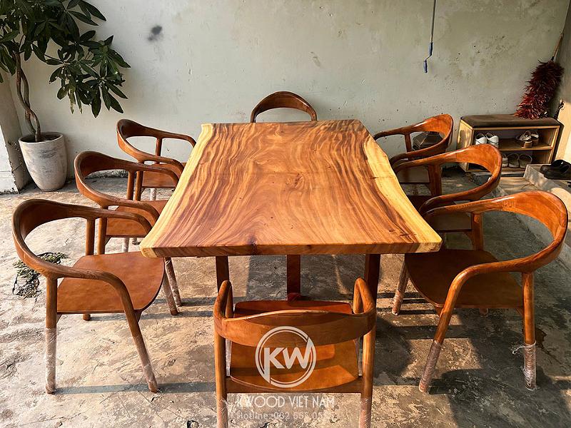 Mẫu bàn ăn 8 chỗ được làm từ gỗ me tây cao cấp, sang trọng được nhập khẩu từ Campuchia