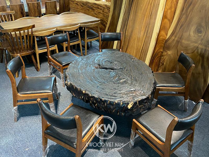 Với những thiết kế đơn giản nhưng không kém phần sang trọng và bắt mắt của bàn gỗ me tây