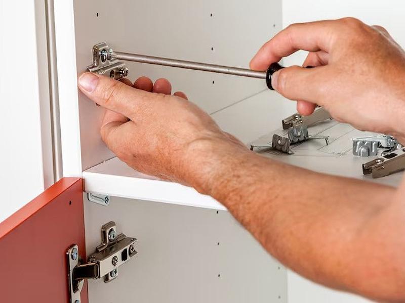 Cách chỉnh bản là tủ bếp để cánh tủ dịch chuyển trên- xuống (Nguồn: Sưu tầm)