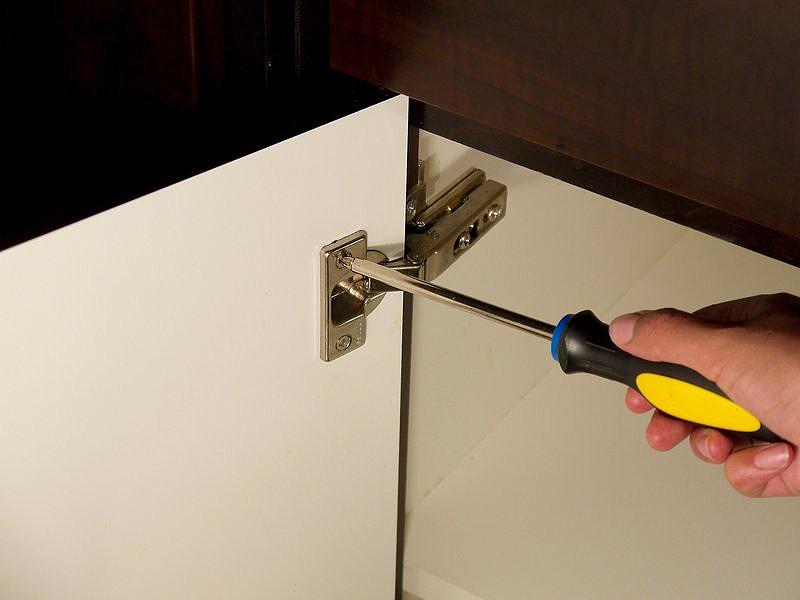 Cách chỉnh bản là tủ bếp để cánh tủ lại gần hay ra xa cạnh tủ (Nguồn: Sưu tầm)