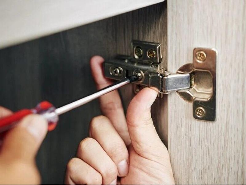 Cách chỉnh bản là tủ bếp để cánh tủ dịch chuyển vào - ra (Nguồn: Sưu tầm)