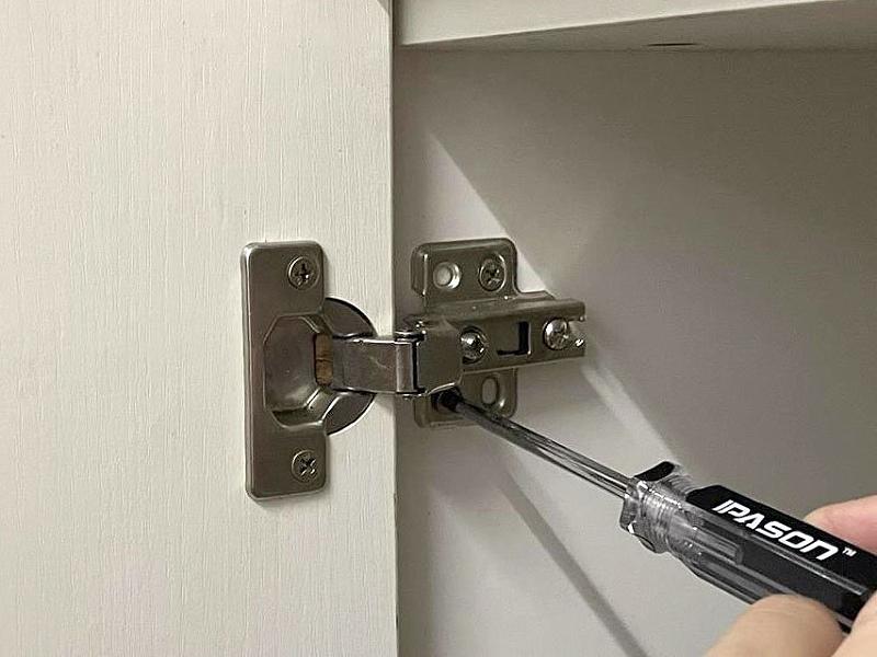 3 cách chỉnh bản lề tủ bếp bị lệch đơn giản và đúng cách