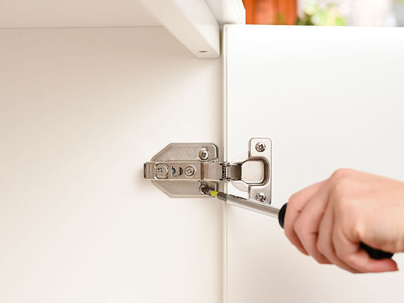 Cố định bản lề bằng tua vít (Nguồn: Sưu tầm)