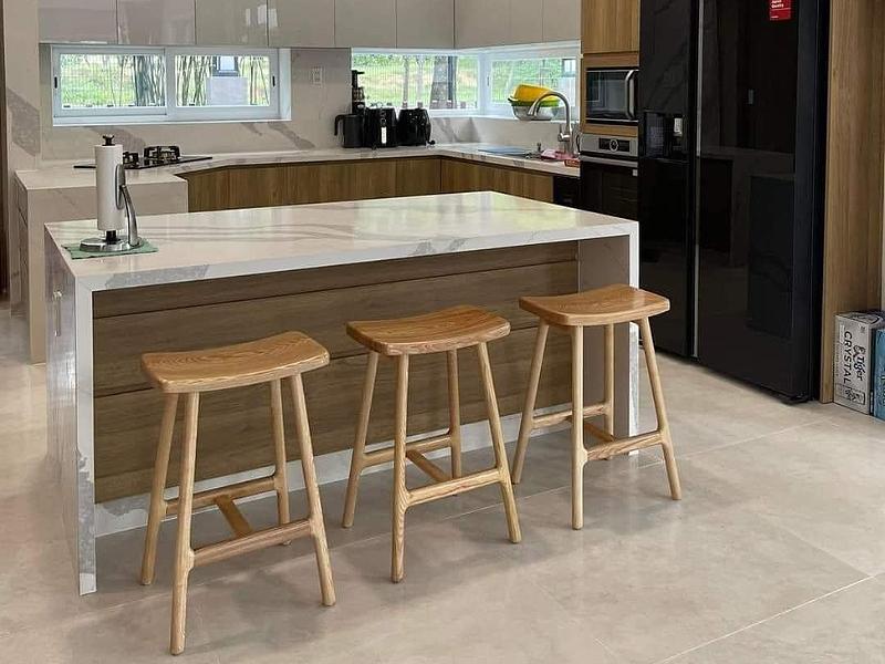 Ghế đẩu cao tạo điểm nhấn cho căn bếp thêm sang trọng, thanh lịch (Nguồn: Sưu tầm)