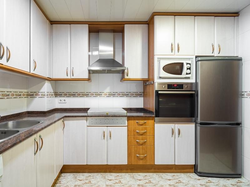 Không để bếp quá gần tủ lạnh để tránh ảnh hưởng đến độ bền của tủ (Nguồn: Sưu tầm)
