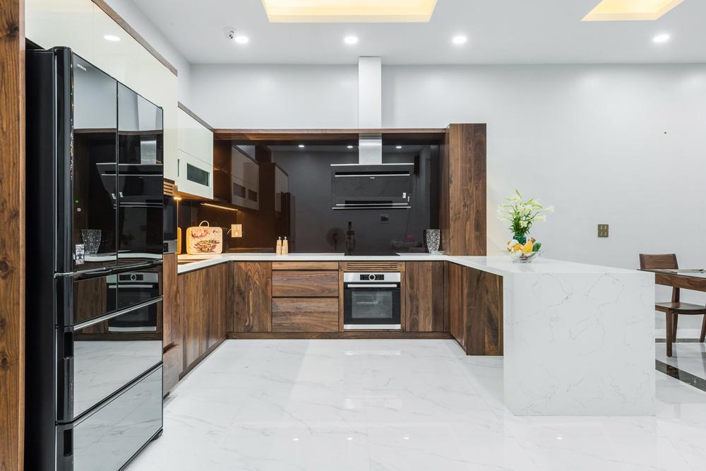 Bàn đảo được thiết kế liền kề với tủ bếp giúp tăng không gian lưu trữ (Nguồn: sưu tầm)