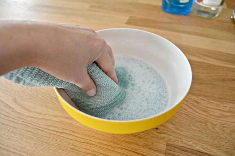 Dùng xà phòng pha với nước, sau đó dùng bàn chải mềm nhẹ nhàng cọ rửa lên các vùng bị mốc (Nguồn: Sưu tầm)