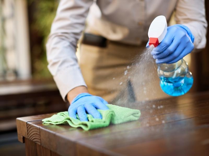 Dùng hoá chất diệt khuẩn để xử lý tủ gỗ bị mốc (Nguồn: Sưu tầm)
