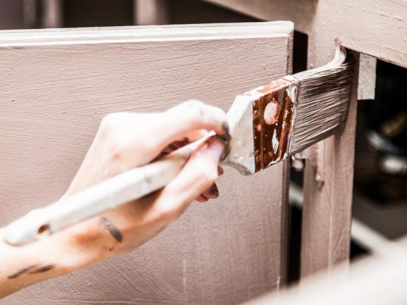 Bạn có thể sơn lại tủ gỗ ép bị mốc để chống nấm mốc (Nguồn: Sưu tầm)