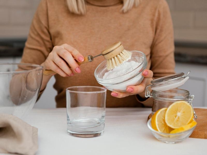 Dùng giấm gạo hoặc baking soda để xử lý vết ố dính trên mặt tủ (Nguồn: Sưu tầm)
