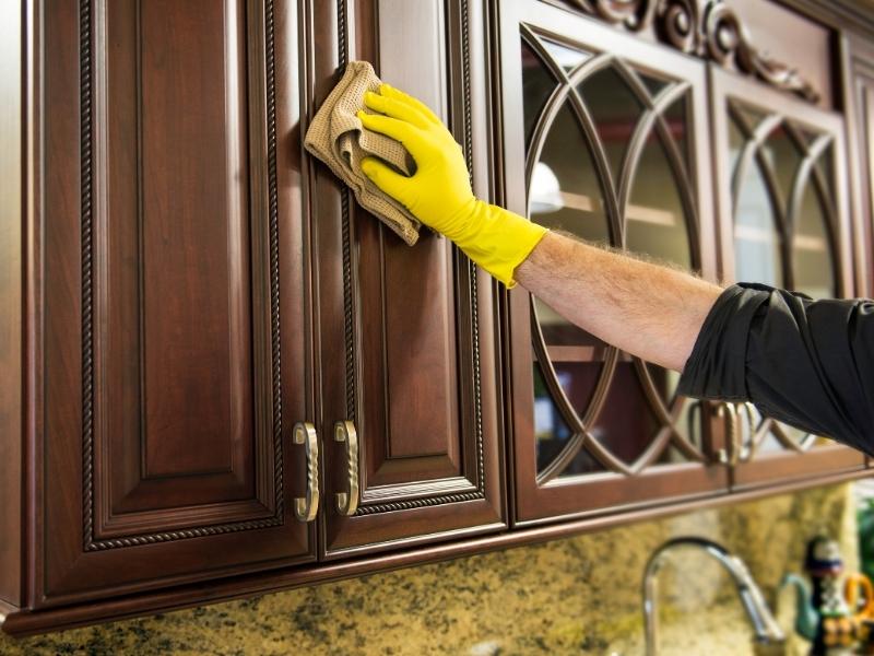 Vệ sinh tủ gỗ định kỳ để giữ cho tủ gỗ luôn sạch sẽ, bền đẹp (Nguồn: Sưu tầm)