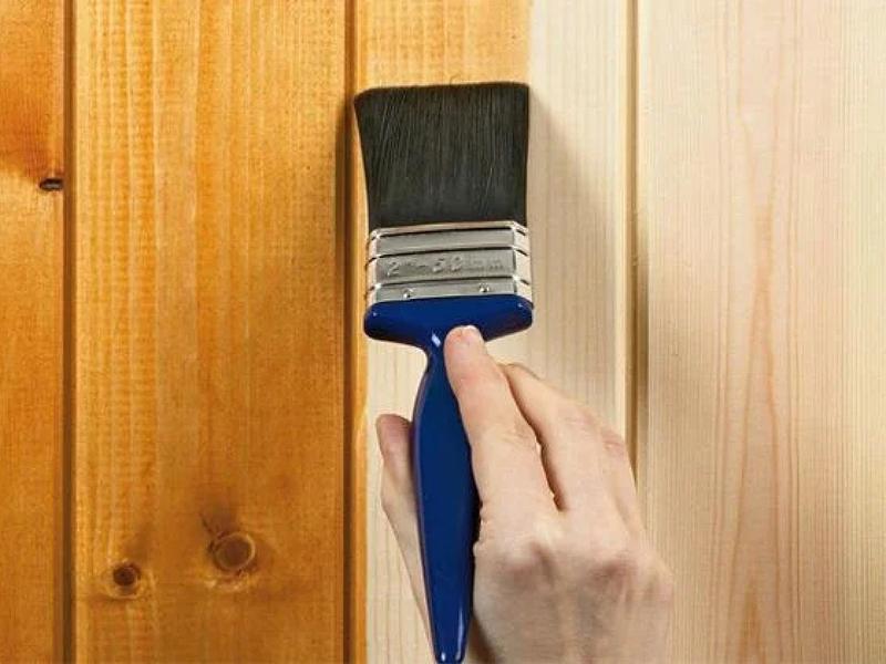 Đánh vecni để tạo lớp bảo vệ cho kệ tivi và đẹp mắt hơn (Nguồn: Sưu tầm)
