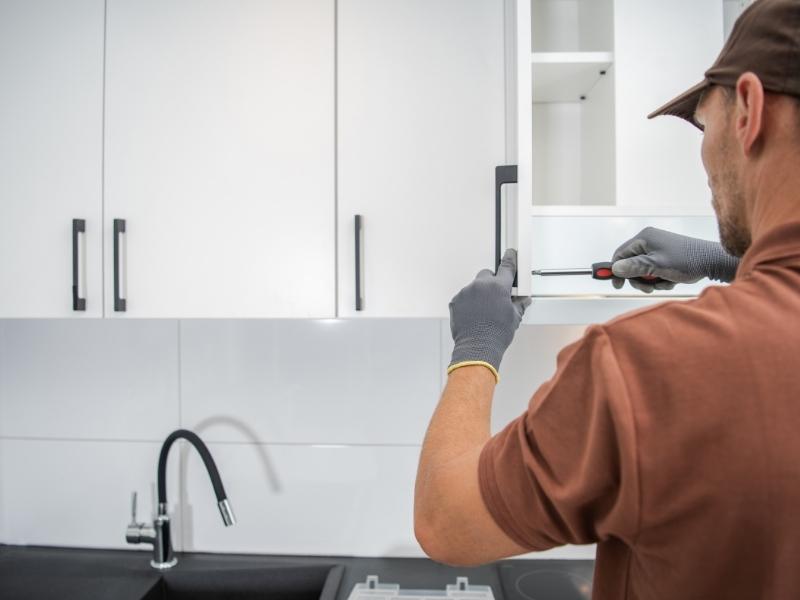 Tay nghề thợ thi công đóng vai trò rất quan trọng quyết định chất lượng tổng thể của tủ bếp (Nguồn: Sưu tầm)