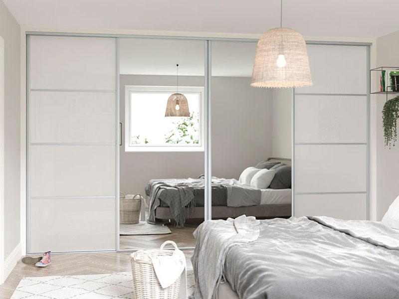 Tủ quần áo cửa lùa 4 cánh có gương lớn (Nguồn: Sưu tầm)