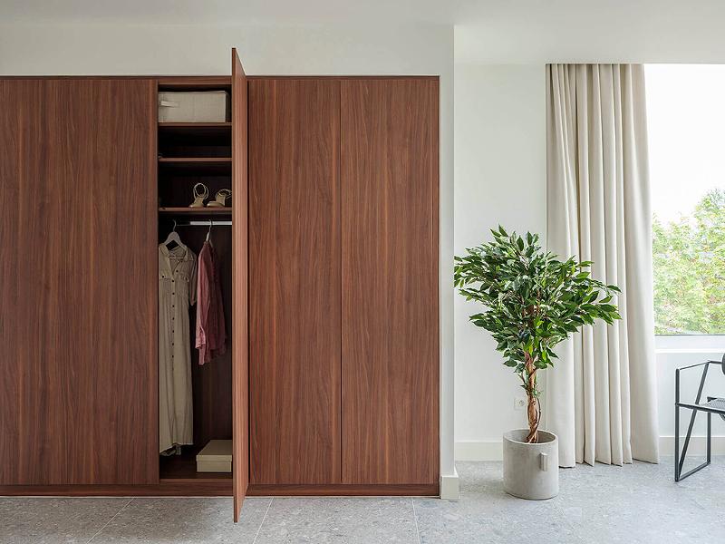Thiết kế đơn giản nhưng không kém phần thanh lịch, tủ quần áo gỗ óc chó vẫn tạo điểm nhấn ấn tượng cho không gian (Nguồn: Sưu tầm)