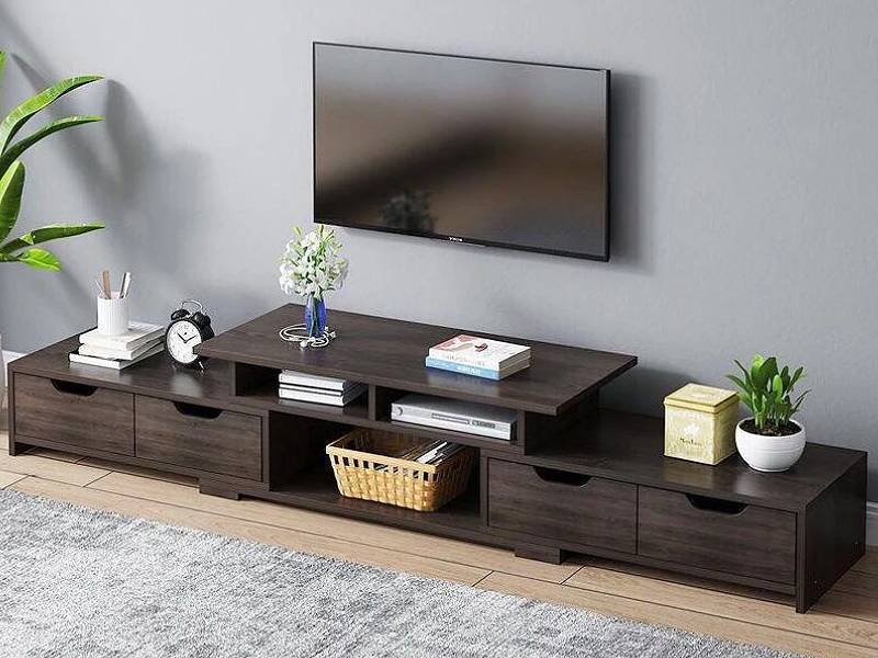Kệ tivi rút 2 đầu được làm bằng gỗ công nghiệp giả vân gỗ tối màu giúp phòng khách trở nên sang trọng và đẹp mắt hơn (Nguồn: Sưu tầm)