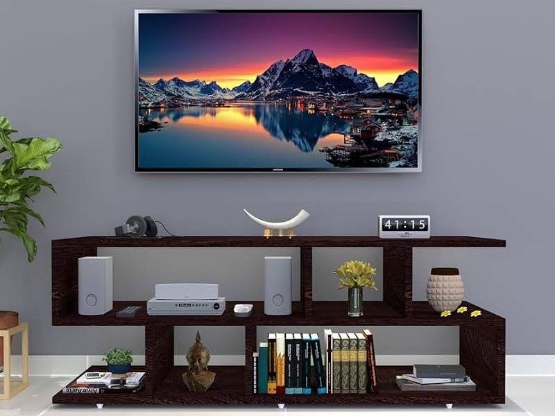 Kệ tivi gỗ công nghiệp với thiết kế thông minh hình chữ S có thể tận dụng triệt để không gian kệ dùng để trang trí và lưu trữ đồ dùng (Nguồn: Sưu tầm)
