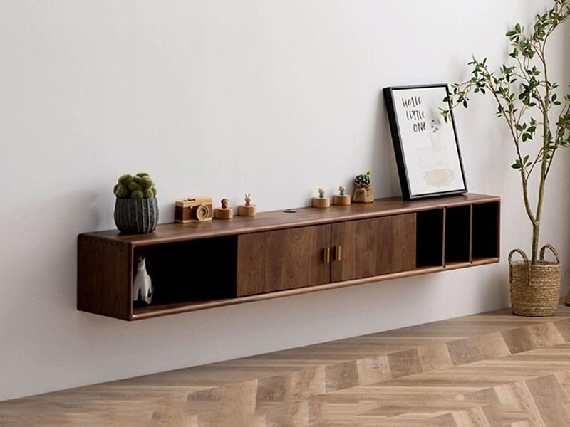 Kệ tivi gỗ óc chó treo tường giúp tiết kiệm diện tích phòng khách chung cư nhỏ (Nguồn: Sưu tầm)