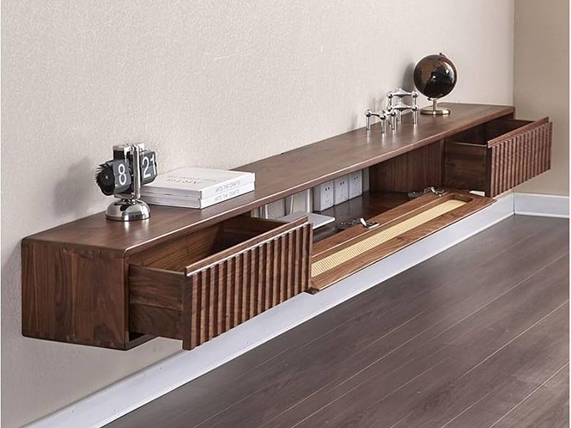 Kệ tivi gỗ óc chó treo tường với thiết kế nhiều ngăn giúp không gian phòng khách được gọn gàng và khoa học (Nguồn: Sưu tầm)