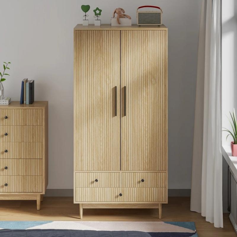 Tủ quần áo 2 cánh mở truyền thống làm từ gỗ tự nhiên (Nguồn: Sưu tầm)