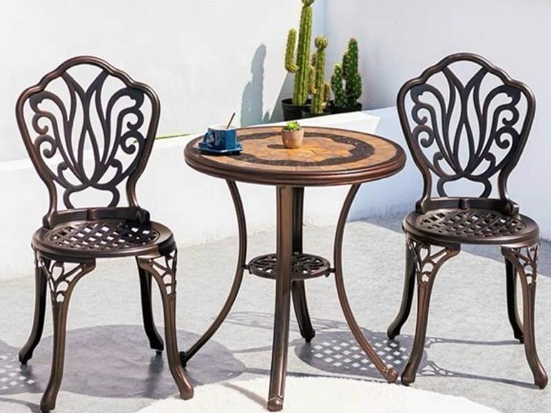 Mẫu bàn cafe ngoài trời phong cách cổ điển (Nguồn: Sưu tầm)