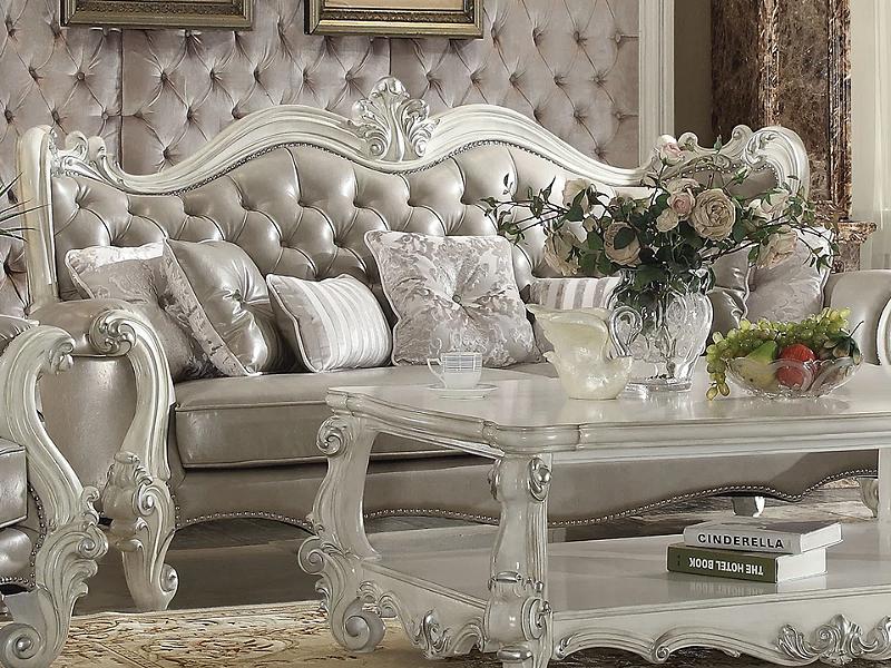 Mẫu ghế sofa tân cổ điển màu trắng được nhấn nhá ánh bạc sang trọng và đẳng cấp (Nguồn: Sưu tầm)
