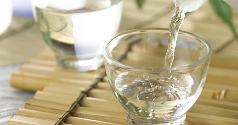 Sử dụng giấm ăn pha với nước để đuổi gián (Nguồn: sưu tầm)
