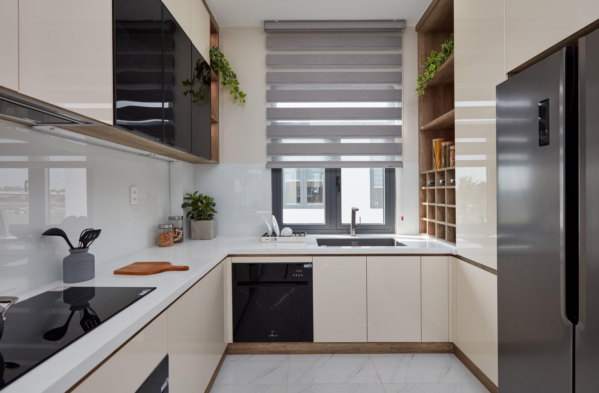 Tủ bếp chữ U có máy rửa bát được thiết kế hiện đại, tiện nghi (Nguồn: sưu tầm)